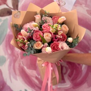 ramo de tulipanes y rosas