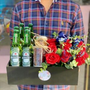 caja de rosas y cervezas