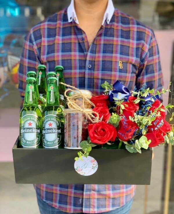 caja de rosas y cervezas