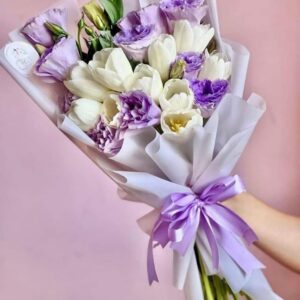 ramo de tulipanes y lisianthus