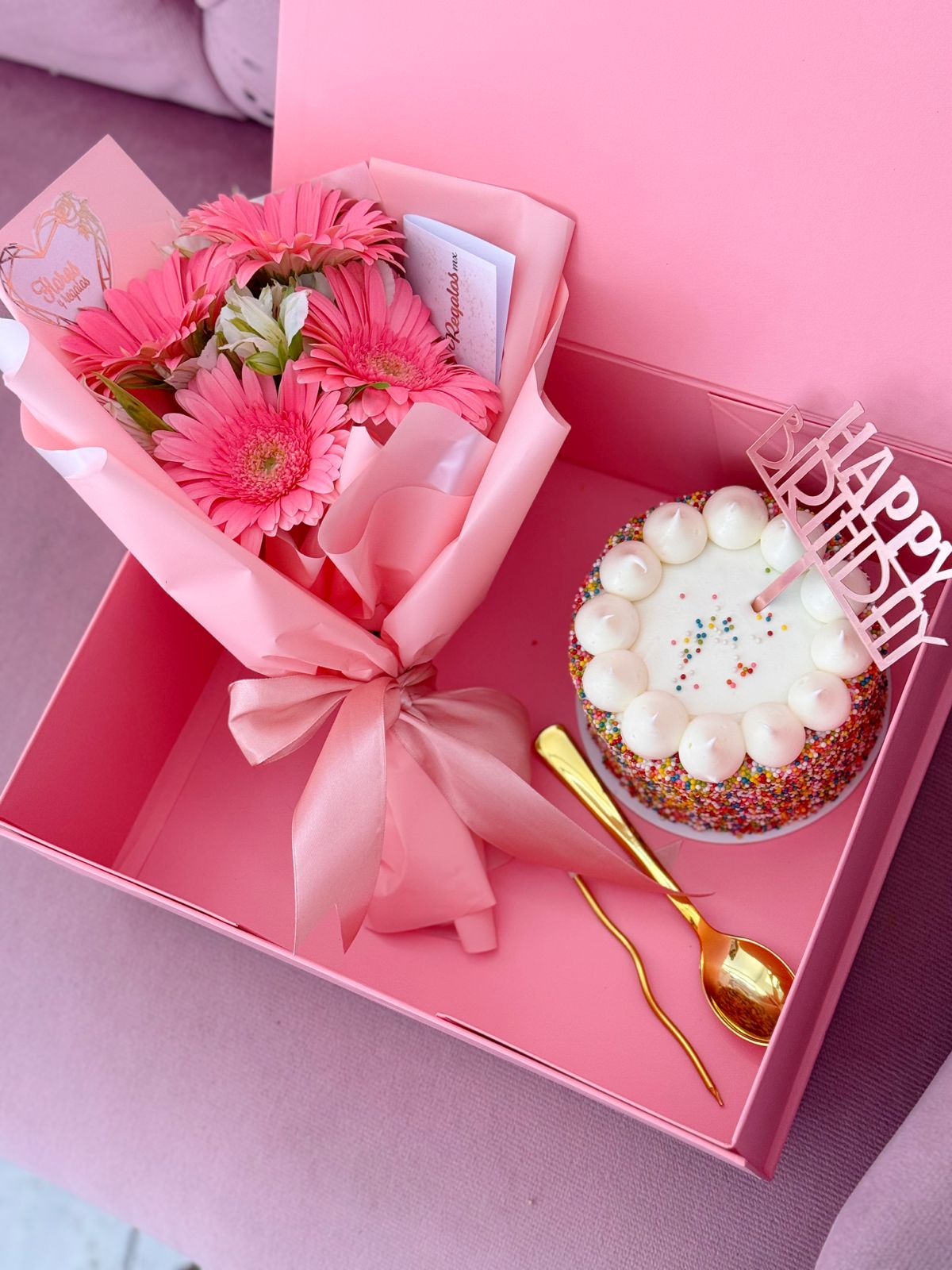 caja y gerberas